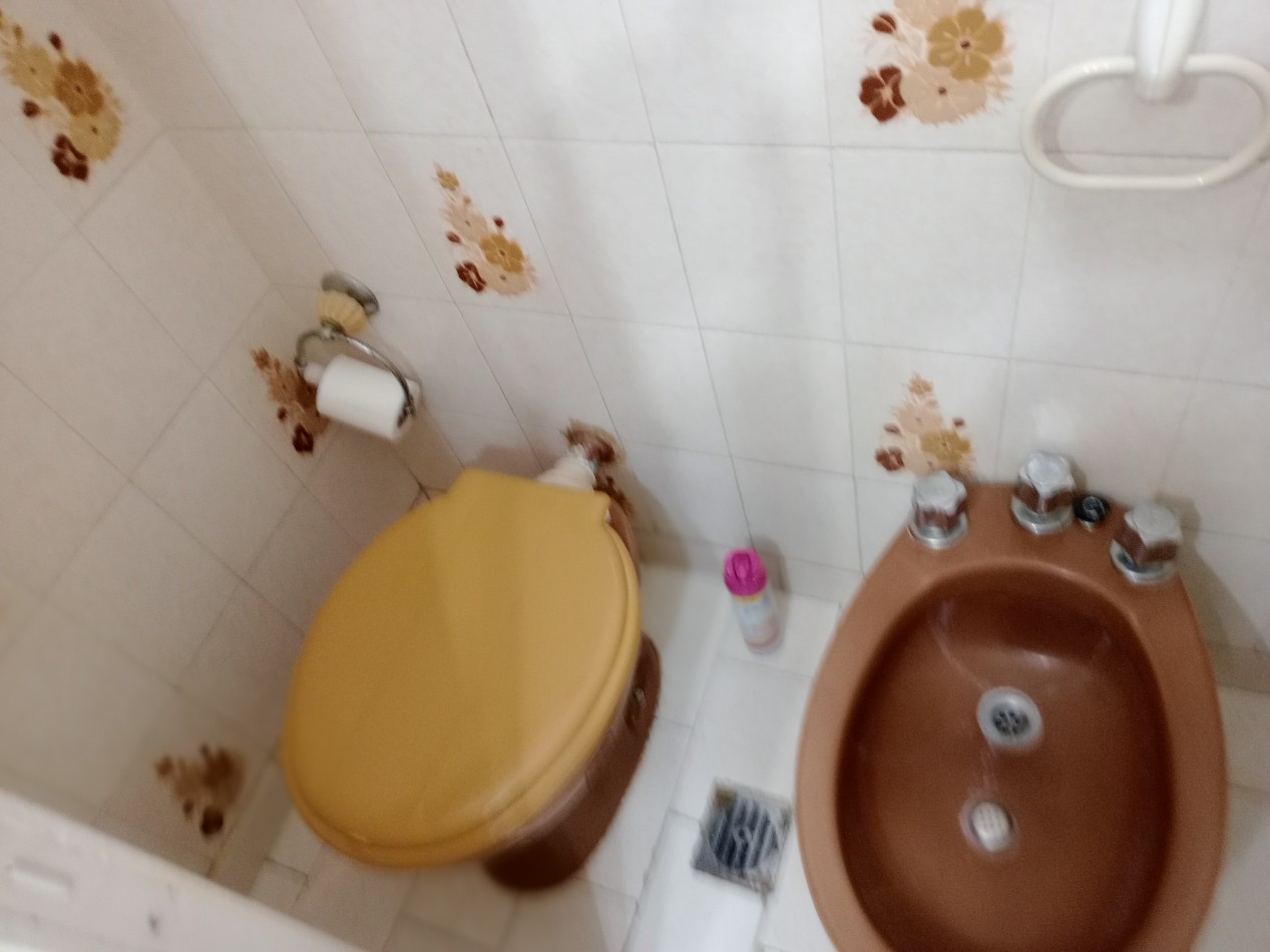 ALQUILER 3 AMBIENTES A LA CALLE. COCHERA CUBIERTA.